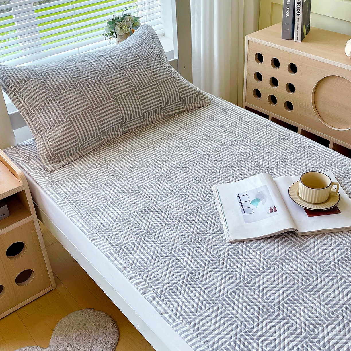 91家纺网 家纺一手货源 找家纺 金鑫汇家纺 2025年新款A类多功能全棉老粗布软凉席床盖护垫席子可机洗 休闲时光