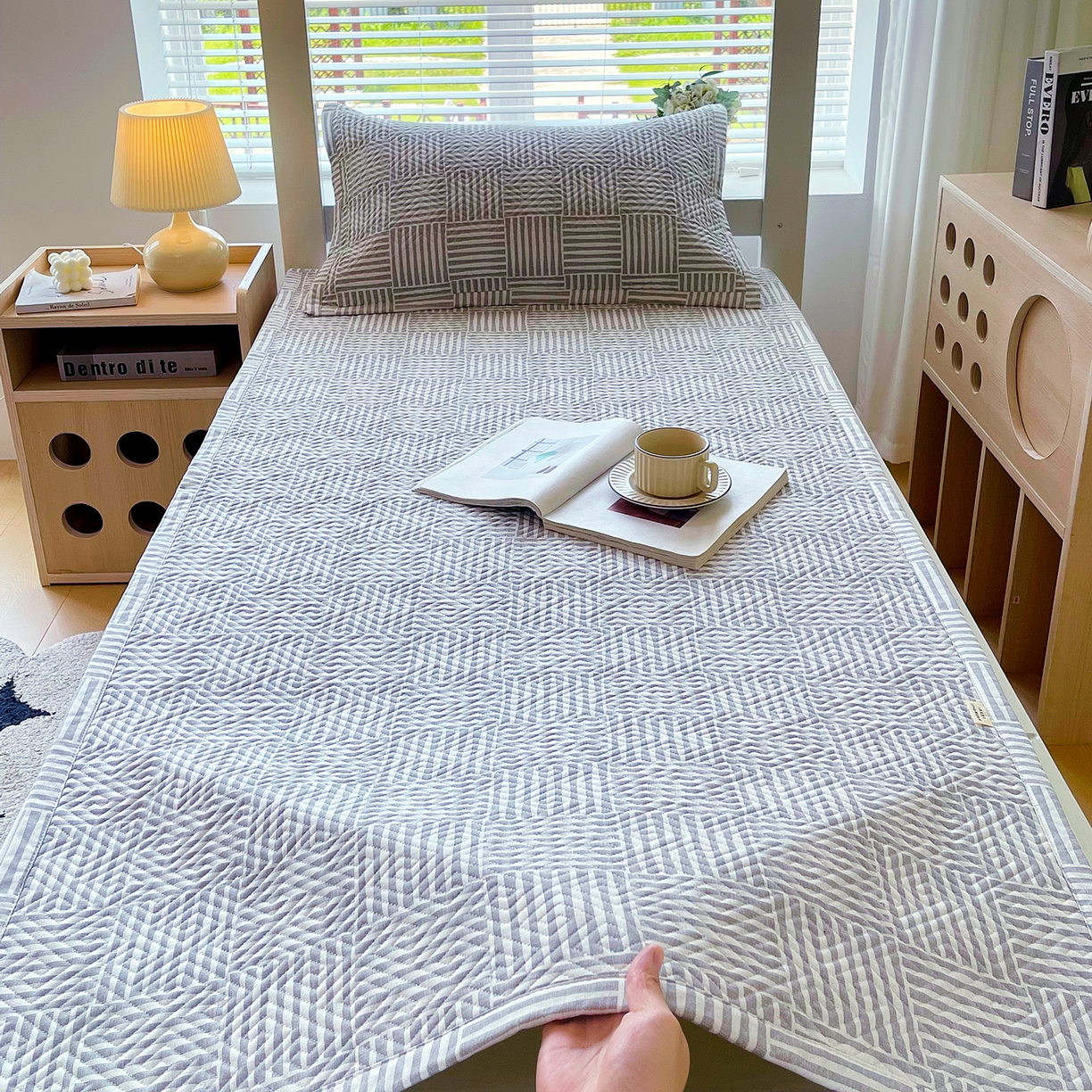 91家纺网 家纺一手货源 找家纺 金鑫汇家纺 2025年新款A类多功能全棉老粗布软凉席床盖护垫席子可机洗 休闲时光