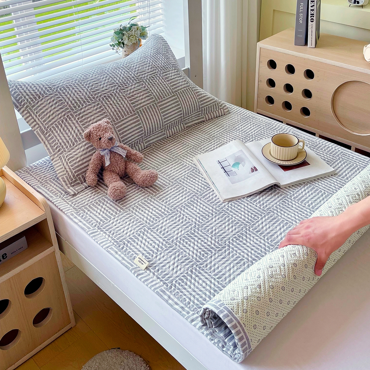 91家纺网 家纺一手货源 找家纺 金鑫汇家纺 2025年新款A类多功能全棉老粗布软凉席床盖护垫席子可机洗 休闲时光