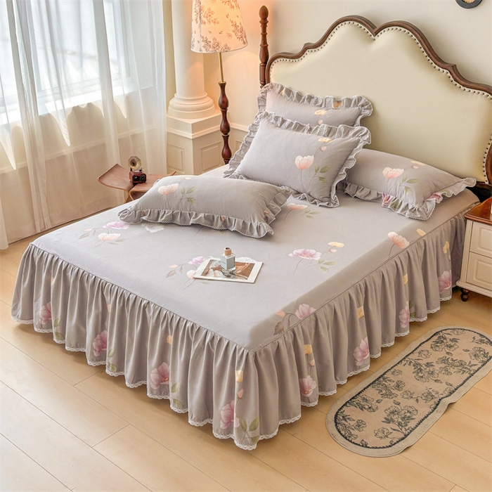 91家纺网 家纺一手货源 找家纺 缦彩 2025新款全棉纯棉磨毛印花床裙单品床裙单件单床裙花边床单三件套 花艺清梦灰