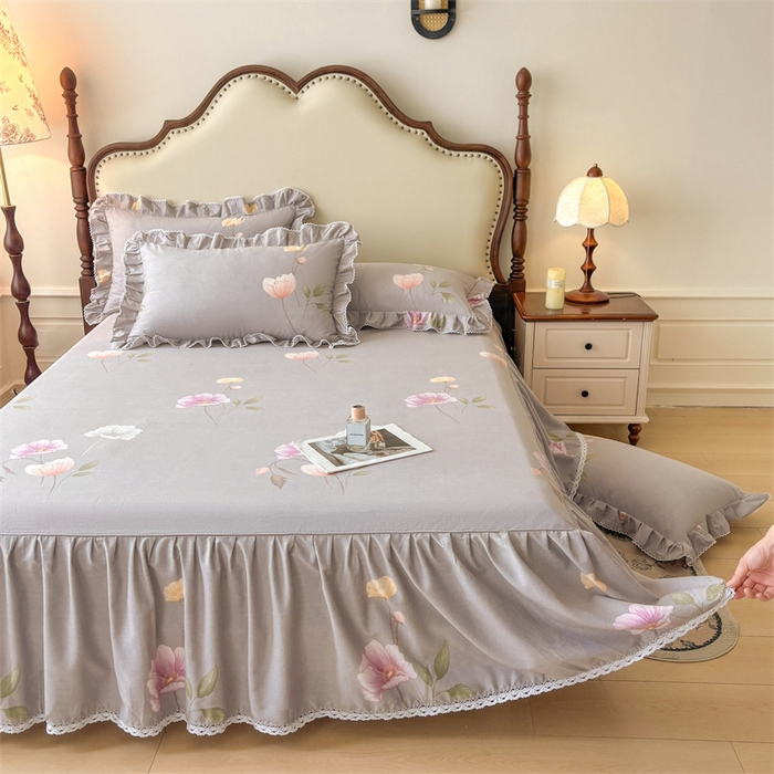 91家纺网 家纺一手货源 找家纺 缦彩 2025新款全棉纯棉磨毛印花床裙单品床裙单件单床裙花边床单三件套 花艺清梦灰