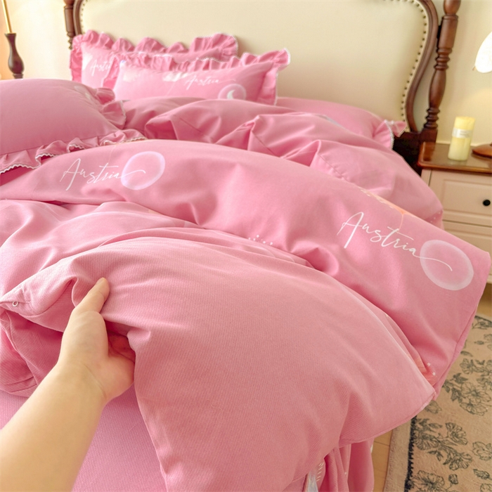 91家纺网 家纺一手货源 找家纺 缦彩 2025新款全棉纯棉磨毛公主风花边床裙四件套 花信光夕粉