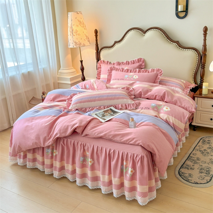 91家纺网 家纺一手货源 找家纺 缦彩 2025新款全棉纯棉磨毛公主风花边床裙四件套 浅忆雏菊-粉