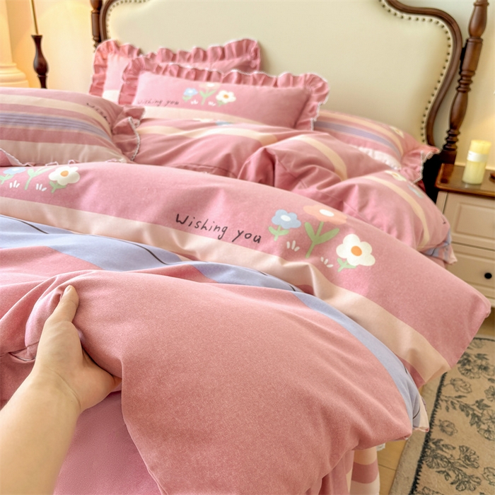 91家纺网 家纺一手货源 找家纺 缦彩 2025新款全棉纯棉磨毛公主风花边床裙四件套 浅忆雏菊-粉