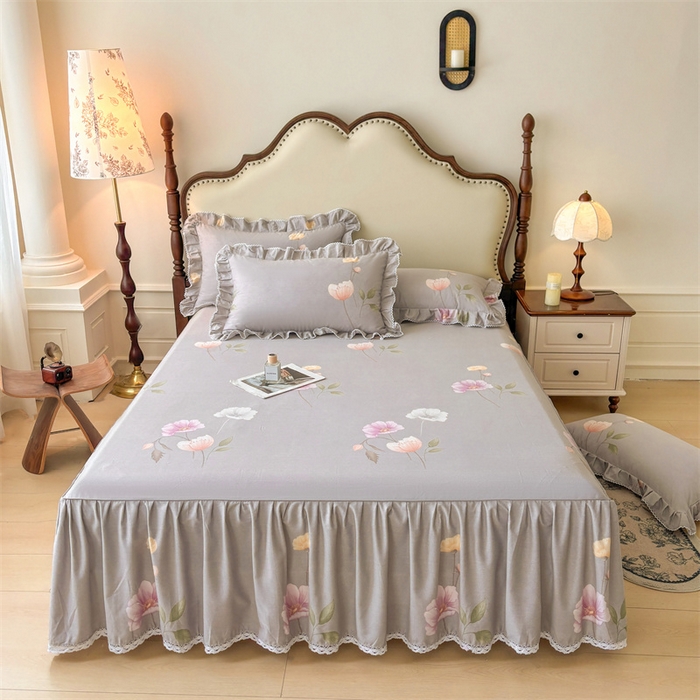 91家纺网 家纺一手货源 找家纺 缦彩 2025新款全棉纯棉磨毛公主风花边床裙四件套 花艺清梦灰