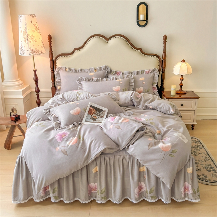 91家纺网 家纺一手货源 找家纺 缦彩 2025新款全棉纯棉磨毛公主风花边床裙四件套 花艺清梦灰