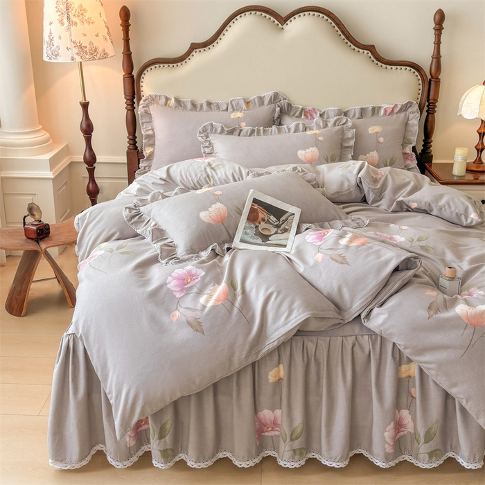 91家纺网 家纺一手货源 找家纺 缦彩 2025新款全棉纯棉磨毛公主风花边床裙四件套 花艺清梦灰