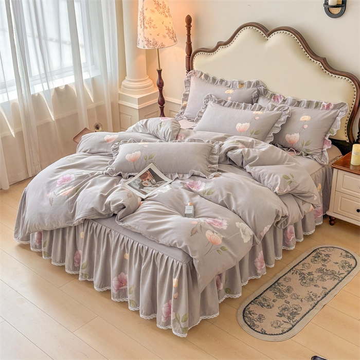 91家纺网 家纺一手货源 找家纺 缦彩 2025新款全棉纯棉磨毛公主风花边床裙四件套 花艺清梦灰