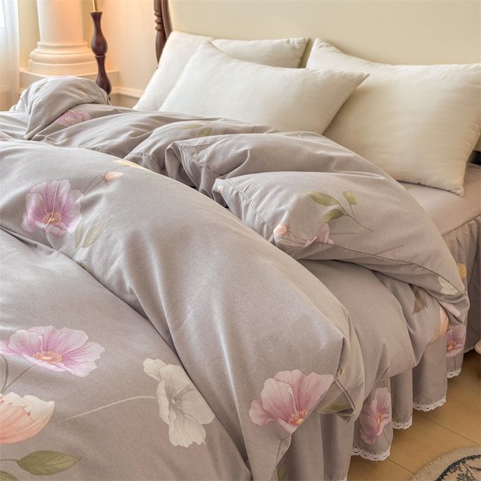 91家纺网 家纺一手货源 找家纺 缦彩 2025新款全棉纯棉磨毛公主风花边床裙四件套 花艺清梦灰