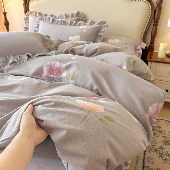 91家纺网 家纺一手货源 找家纺 缦彩 2025新款全棉纯棉磨毛公主风花边床裙四件套 花艺清梦灰