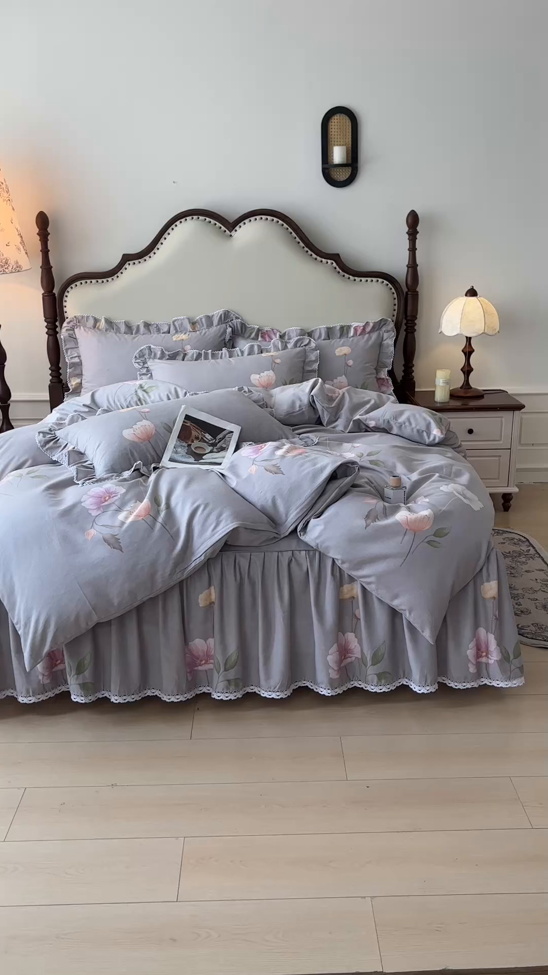 91家纺网 家纺一手货源 找家纺 缦彩 2025新款全棉纯棉磨毛公主风花边床裙四件套 花艺清梦灰