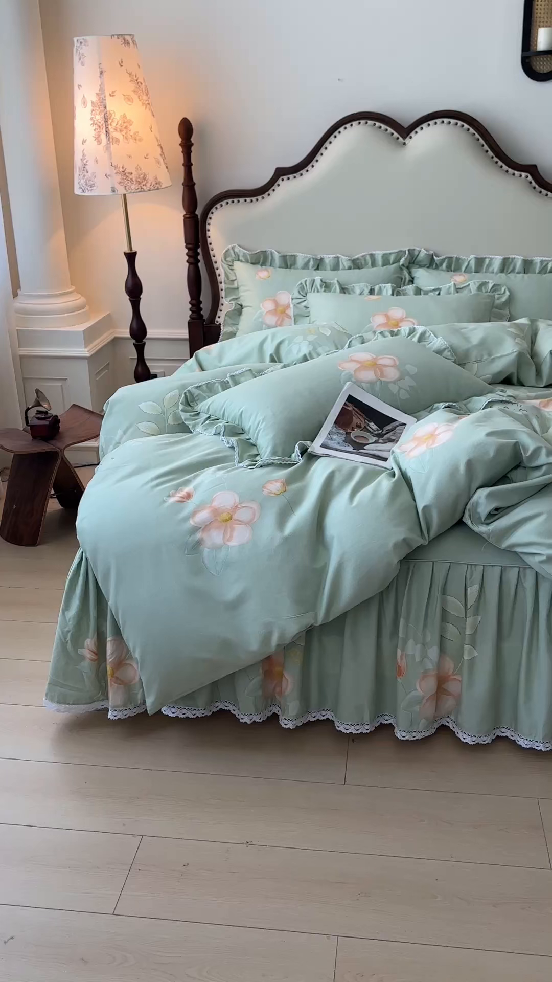 91家纺网 家纺一手货源 找家纺 缦彩 2025新款全棉纯棉磨毛公主风花边床裙四件套 槿花怒放-绿