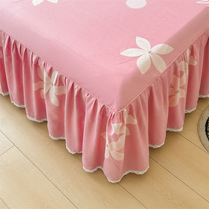 91家纺网 家纺一手货源 找家纺 缦彩 2025新款全棉纯棉磨毛公主风花边床裙四件套 幽诺花梦-粉