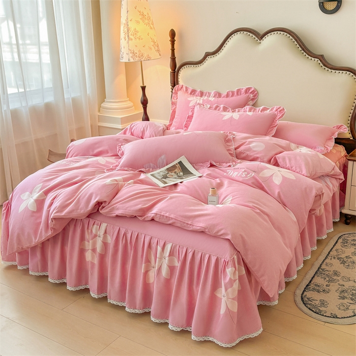 91家纺网 家纺一手货源 找家纺 缦彩 2025新款全棉纯棉磨毛公主风花边床裙四件套 幽诺花梦-粉