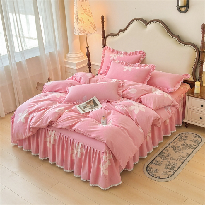 91家纺网 家纺一手货源 找家纺 缦彩 2025新款全棉纯棉磨毛公主风花边床裙四件套 幽诺花梦-粉