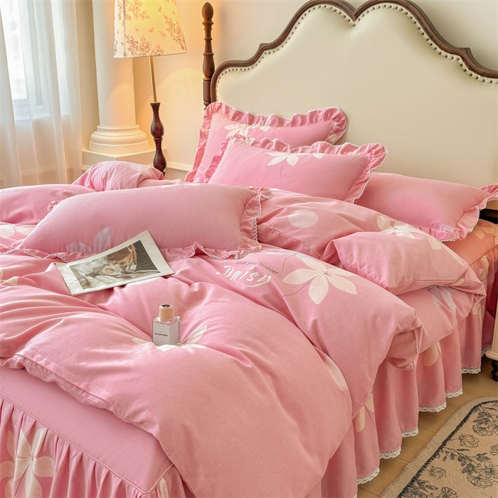 91家纺网 家纺一手货源 找家纺 缦彩 2025新款全棉纯棉磨毛公主风花边床裙四件套 幽诺花梦-粉