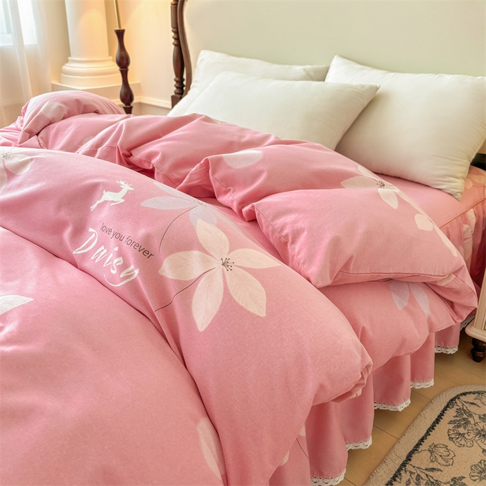 91家纺网 家纺一手货源 找家纺 缦彩 2025新款全棉纯棉磨毛公主风花边床裙四件套 幽诺花梦-粉