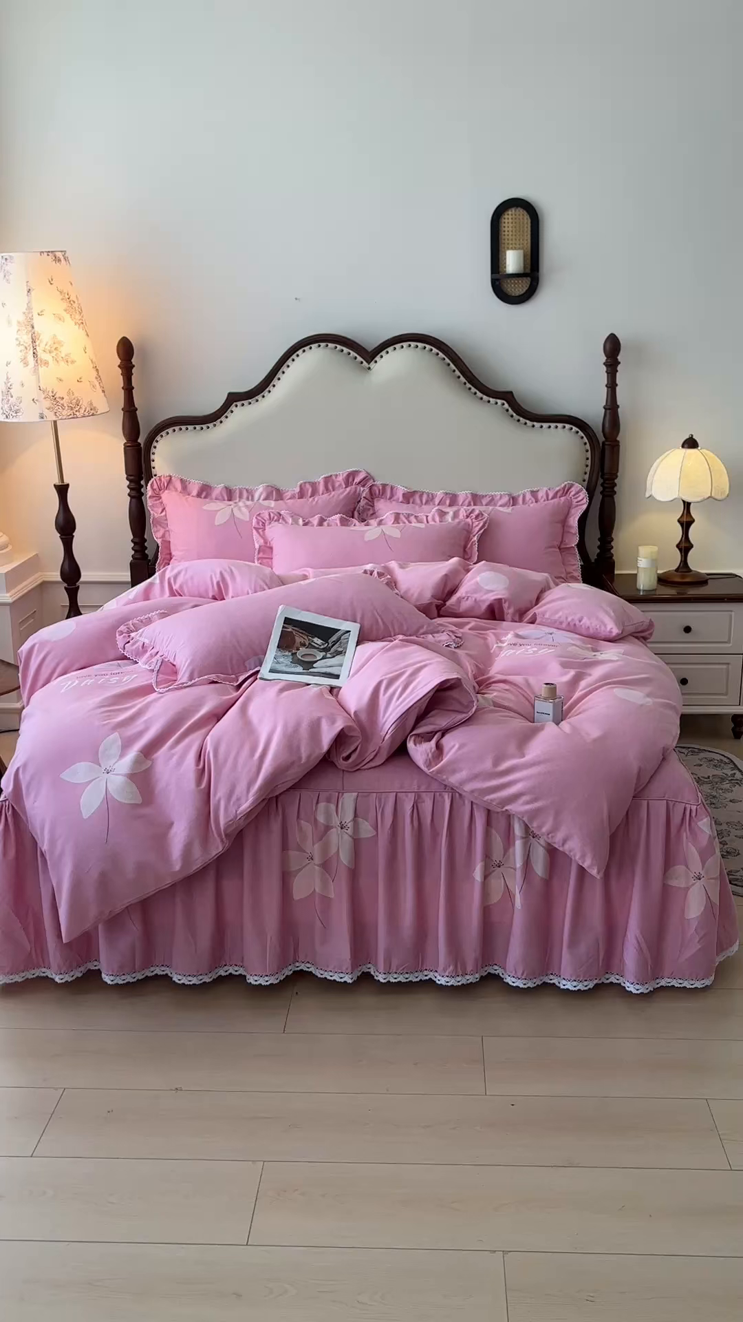 91家纺网 家纺一手货源 找家纺 缦彩 2025新款全棉纯棉磨毛公主风花边床裙四件套 幽诺花梦-粉