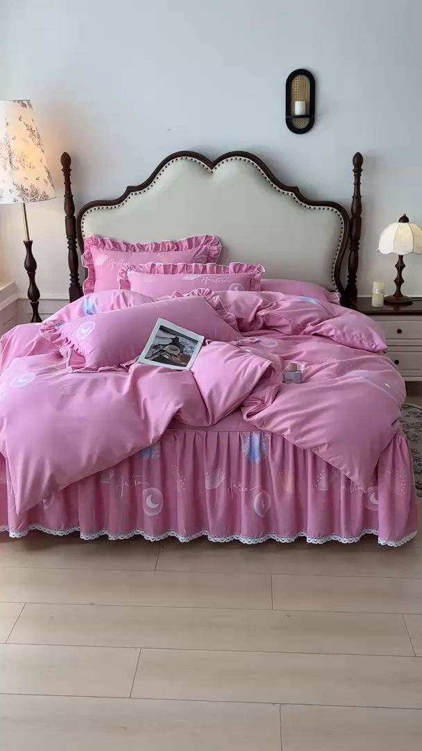 91家纺网 家纺一手货源 找家纺 缦彩 2025新款全棉纯棉磨毛公主风花边床裙四件套 花信光夕粉