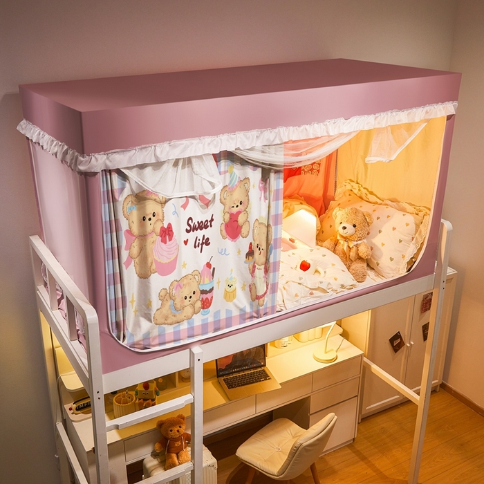 91家纺网 家纺一手货源 找家纺 卓尔居 2025新款学生遮光床帘涂层花边卡通系列-风格二 格子小熊-粉