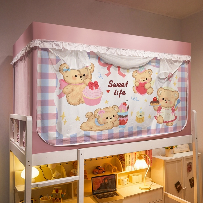 91家纺网 家纺一手货源 找家纺 卓尔居 2025新款学生遮光床帘涂层花边卡通系列-风格二 格子小熊-粉