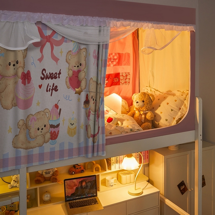 91家纺网 家纺一手货源 找家纺 卓尔居 2025新款学生遮光床帘涂层花边卡通系列-风格二 格子小熊-粉