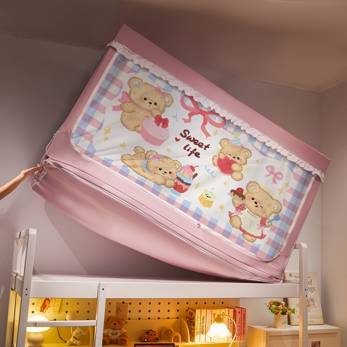 91家纺网 家纺一手货源 找家纺 卓尔居 2025新款学生遮光床帘涂层花边卡通系列-风格二 格子小熊-粉