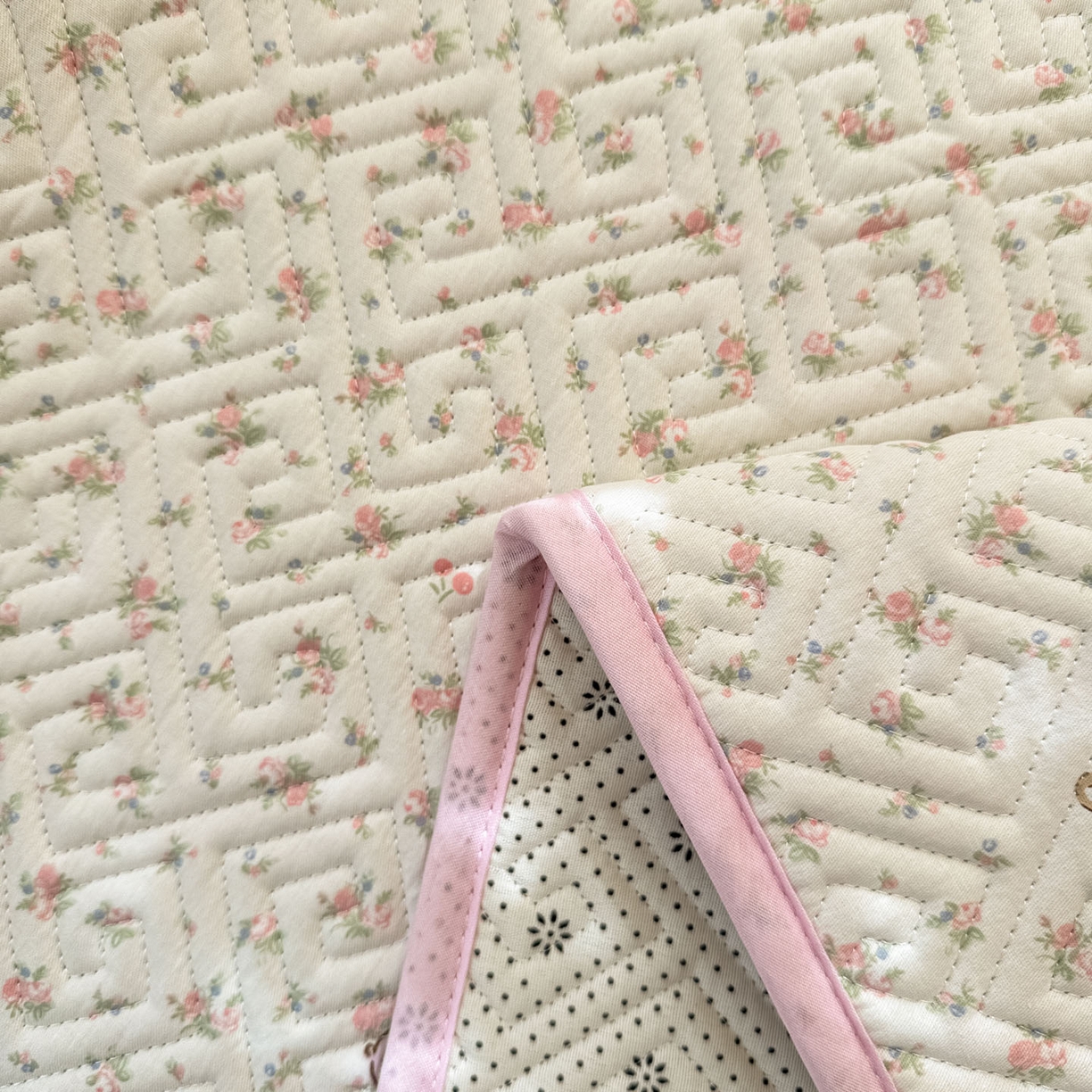 91家纺网 家纺一手货源 找家纺 简宜家居（朝初家纺） 2025新款纯棉夹棉床盖学生三件套 花丛中的熊 -平铺床盖