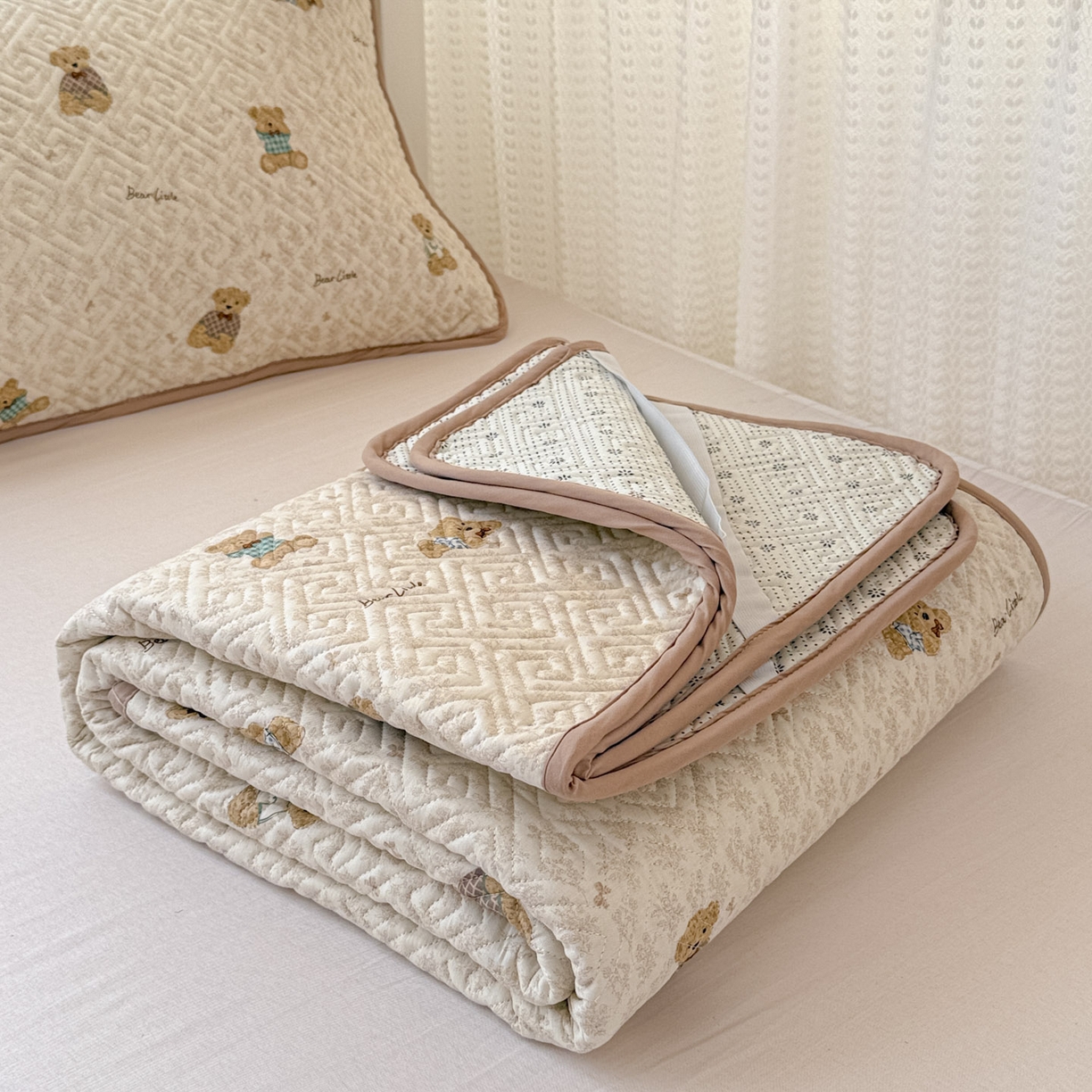 91家纺网 家纺一手货源 找家纺 简宜家居（朝初家纺） 2025新款纯棉夹棉床盖学生三件套 碎花小熊 -平铺床盖