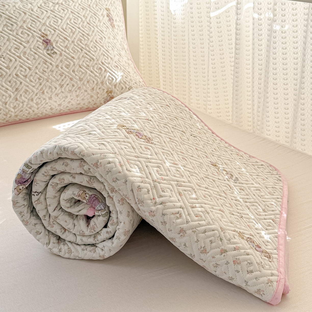 91家纺网 家纺一手货源 找家纺 简宜家居（朝初家纺） 2025新款纯棉夹棉床盖学生三件套 花丛中的熊 -平铺床盖