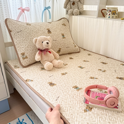 简宜家居（朝初家纺） 2025新款纯棉夹棉床盖学生三件套 碎花小熊 -平铺床盖