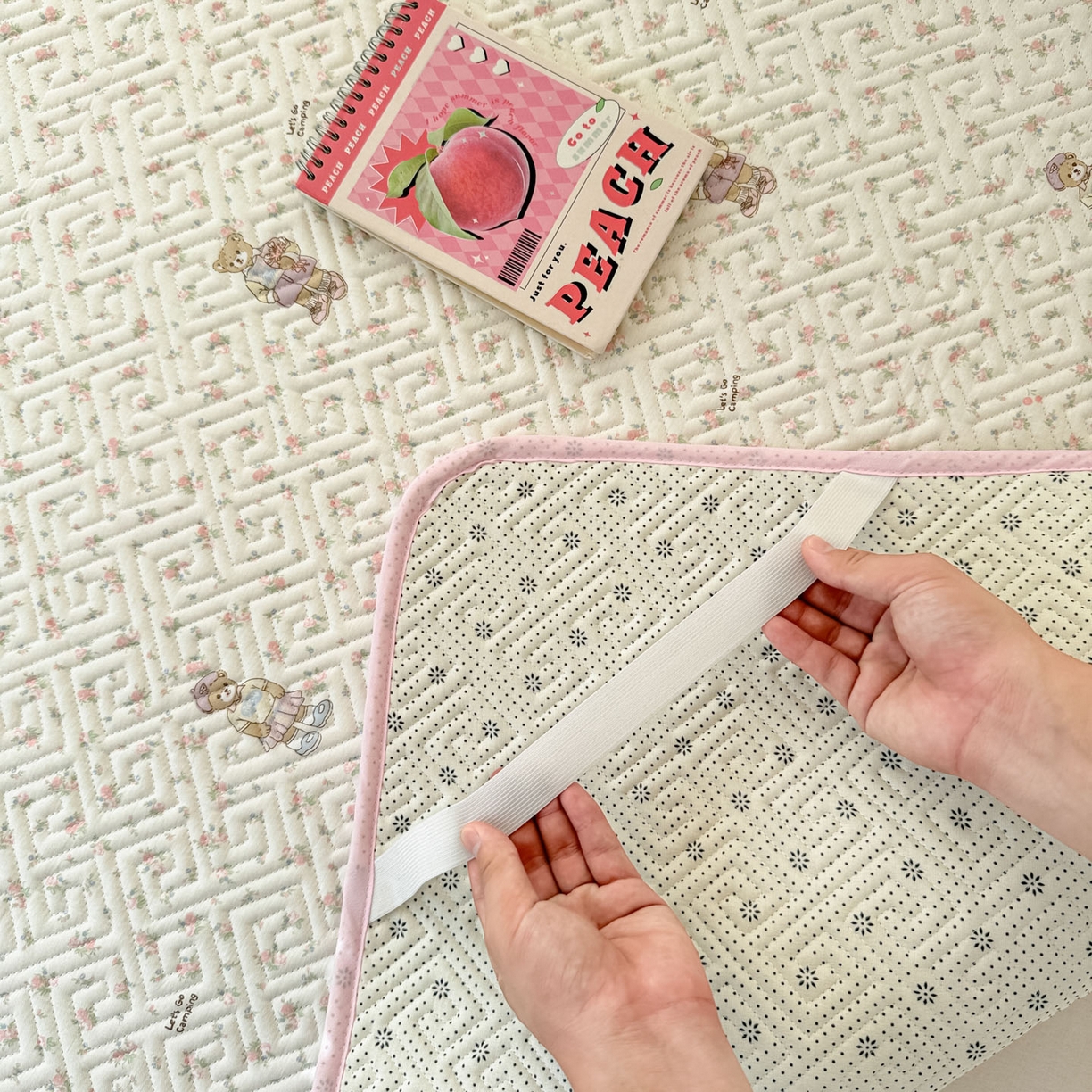 91家纺网 家纺一手货源 找家纺 简宜家居（朝初家纺） 2025新款纯棉夹棉床盖学生三件套 花丛中的熊 -平铺床盖