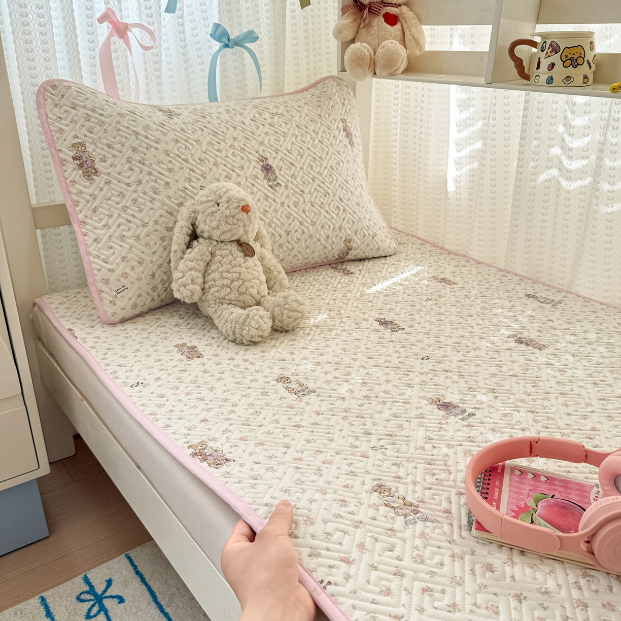 91家纺网 家纺一手货源 找家纺 简宜家居（朝初家纺） 2025新款纯棉夹棉床盖学生三件套 花丛中的熊 -平铺床盖