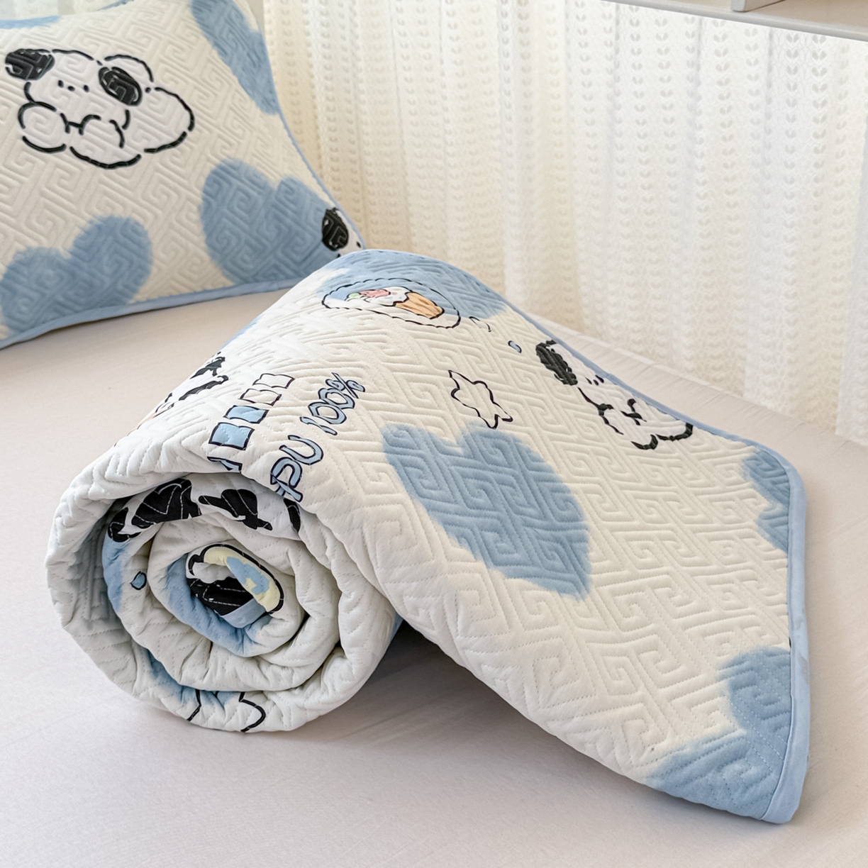 91家纺网 家纺一手货源 找家纺 简宜家居（朝初家纺） 2025新款纯棉夹棉床盖学生三件套 萌萌狗 -平铺床盖