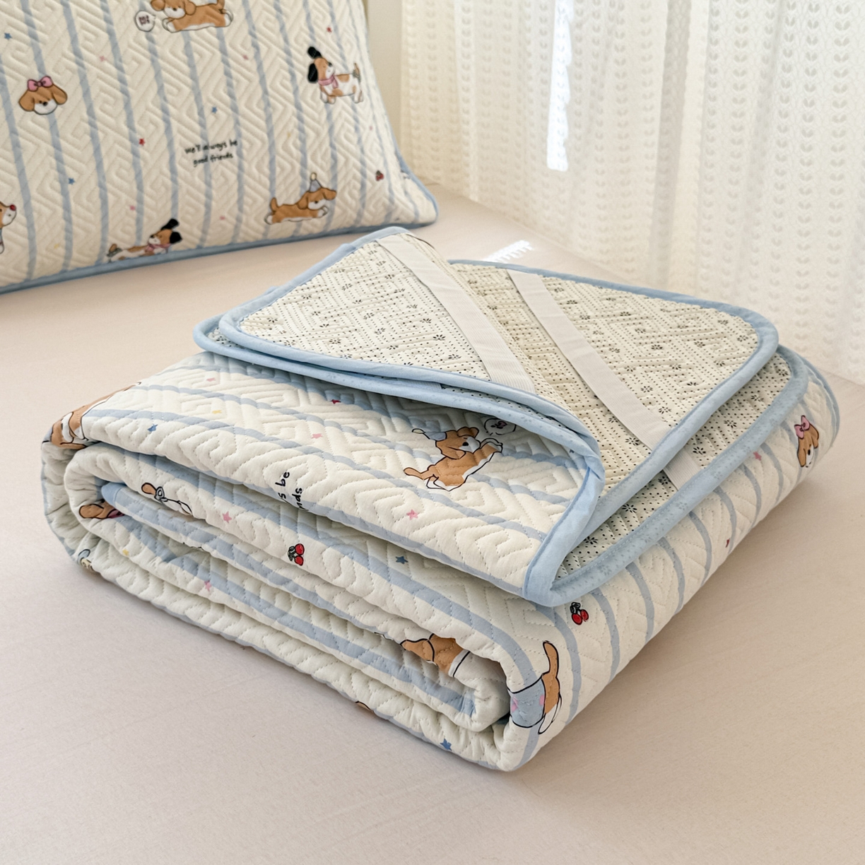 91家纺网 家纺一手货源 找家纺 简宜家居（朝初家纺） 2025新款纯棉夹棉床盖学生三件套 小狗条纹 -平铺床盖