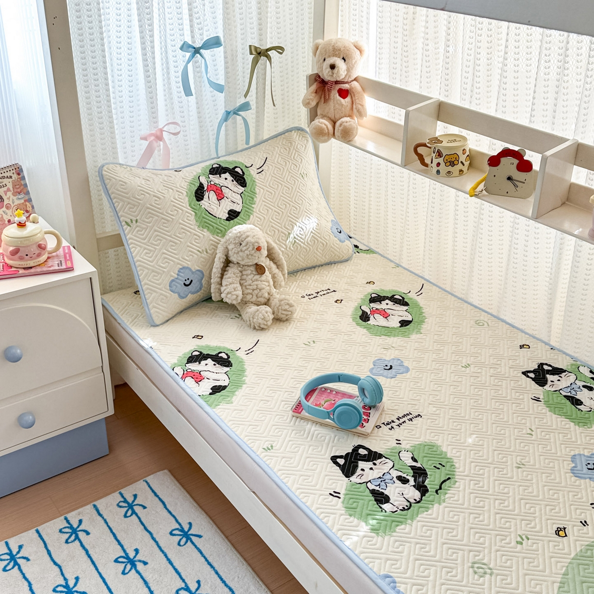 91家纺网 家纺一手货源 找家纺 简宜家居（朝初家纺） 2025新款纯棉夹棉床盖学生三件套 草莓喵 -平铺床盖