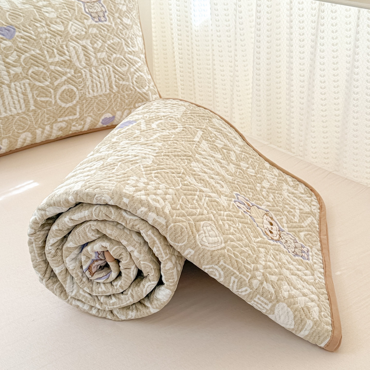 91家纺网 家纺一手货源 找家纺 简宜家居（朝初家纺） 2025新款纯棉夹棉床盖学生三件套 丑萌可爱 -平铺床盖