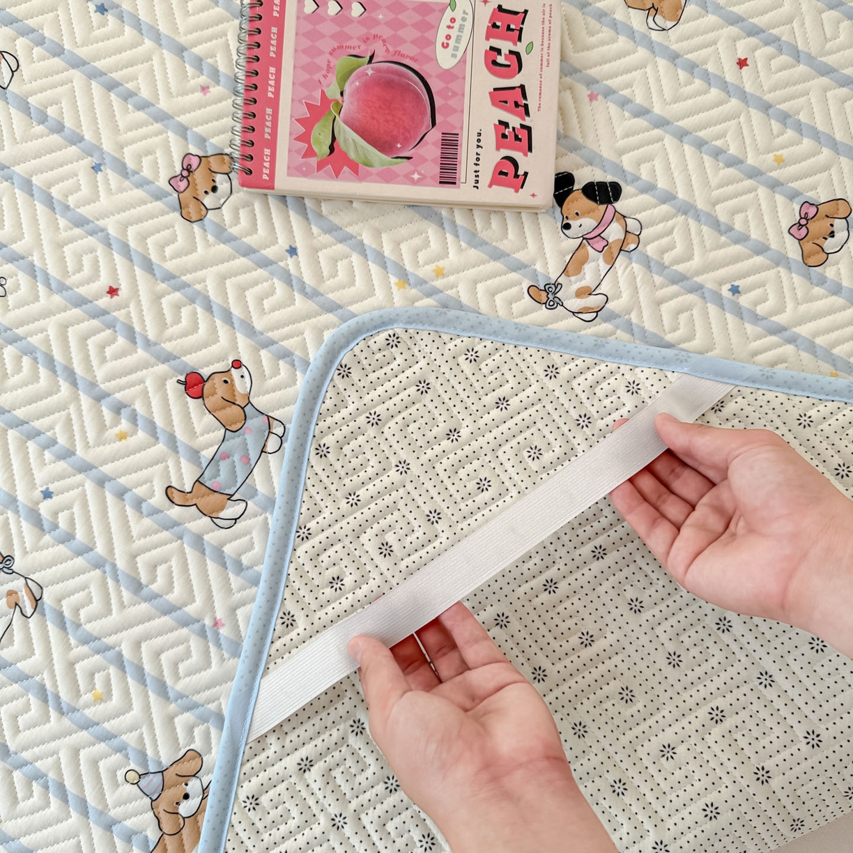 91家纺网 家纺一手货源 找家纺 简宜家居（朝初家纺） 2025新款纯棉夹棉床盖学生三件套 小狗条纹 -平铺床盖