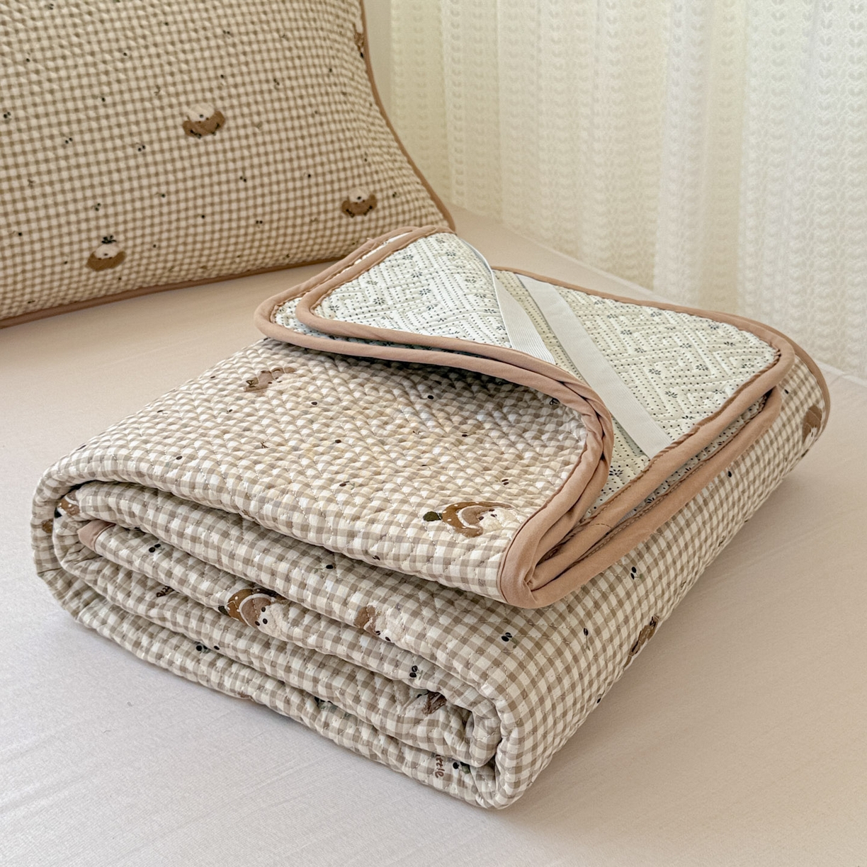 91家纺网 家纺一手货源 找家纺 简宜家居（朝初家纺） 2025新款纯棉夹棉床盖学生三件套 格纹崽崽 -平铺床盖