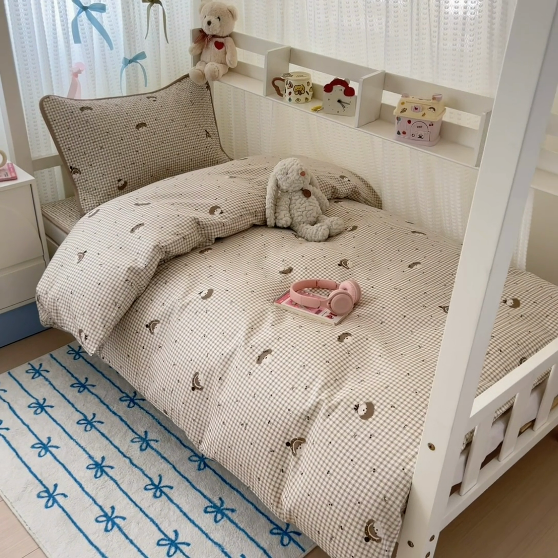 91家纺网 家纺一手货源 找家纺 简宜家居（朝初家纺） 2025新款纯棉夹棉床盖学生三件套 格纹崽崽 -平铺床盖