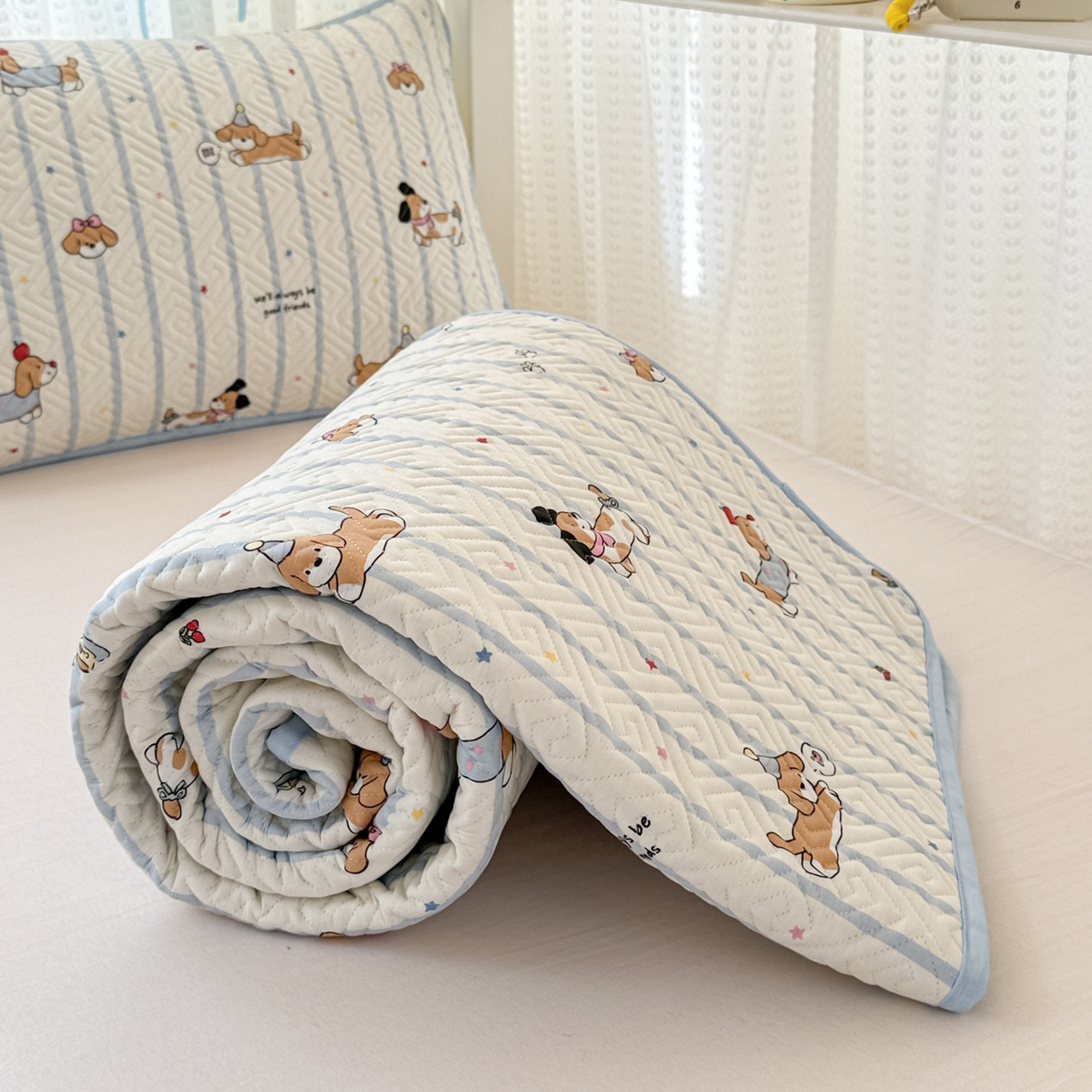 91家纺网 家纺一手货源 找家纺 简宜家居（朝初家纺） 2025新款纯棉夹棉床盖学生三件套 小狗条纹 -平铺床盖