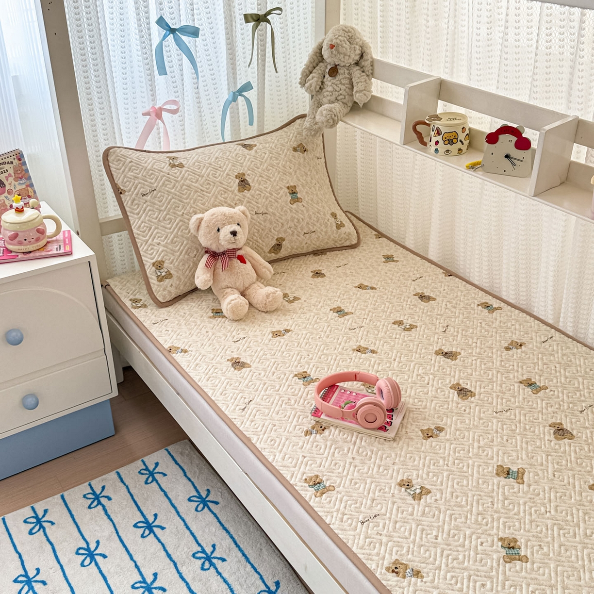 91家纺网 家纺一手货源 找家纺 简宜家居（朝初家纺） 2025新款纯棉夹棉床盖学生三件套 碎花小熊 -平铺床盖