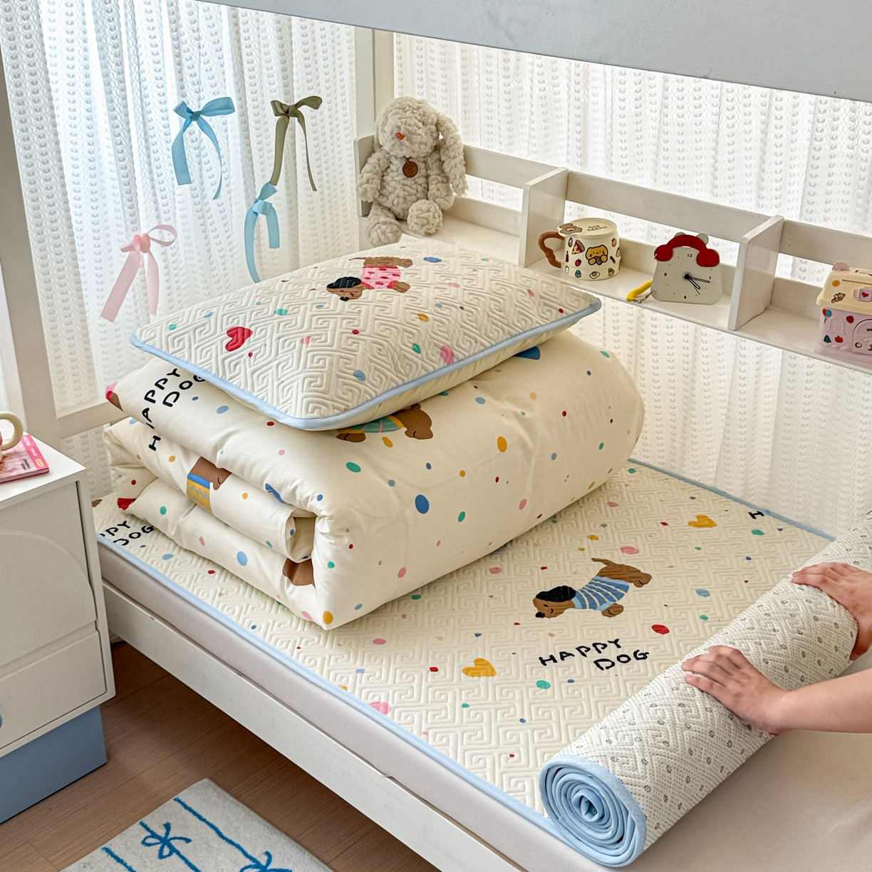 91家纺网 家纺一手货源 找家纺 简宜家居（朝初家纺） 2025新款纯棉夹棉床盖学生三件套 波点汪汪队 -平铺床盖