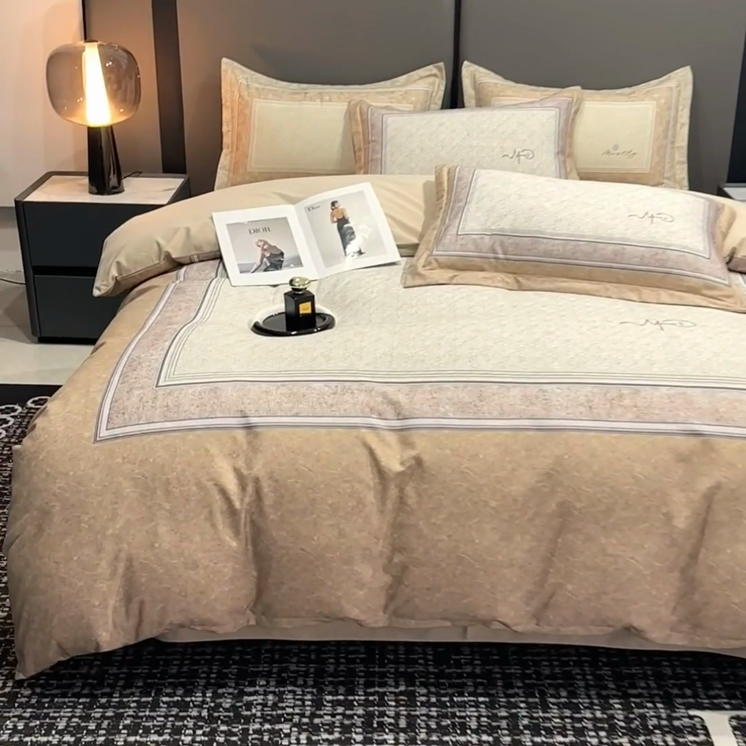 91家纺网 家纺一手货源 找家纺 喜四方 2025新款加厚全棉大版印花四件套 复古图腾-咖