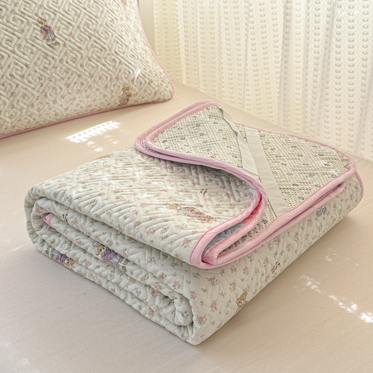 91家纺网 家纺一手货源 找家纺 简宜家居（朝初家纺） 2025新款纯棉夹棉床盖学生三件套 花丛中的熊 -平铺床盖