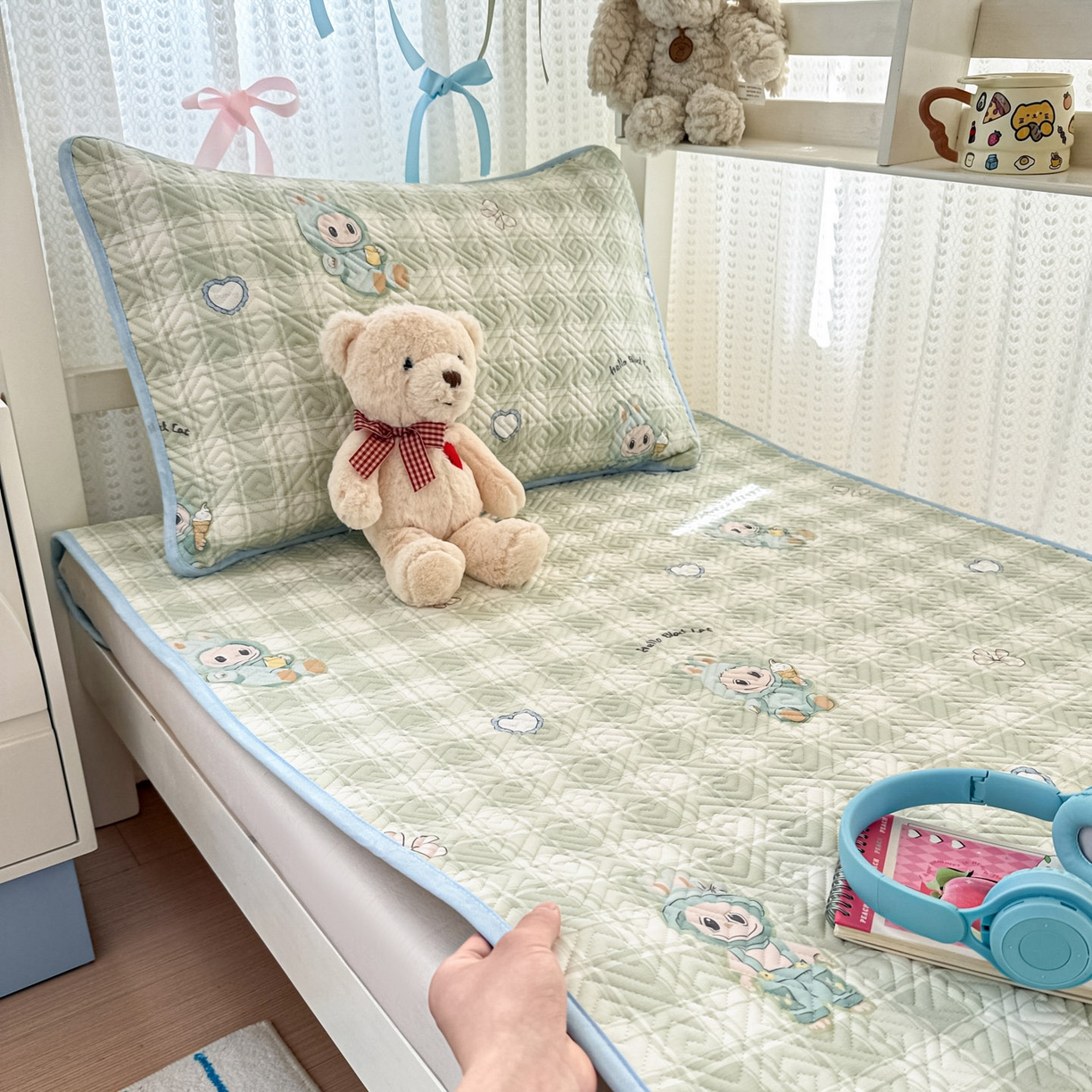 91家纺网 家纺一手货源 找家纺 简宜家居（朝初家纺） 2025新款纯棉夹棉床盖学生三件套 绿格童趣 -平铺床盖