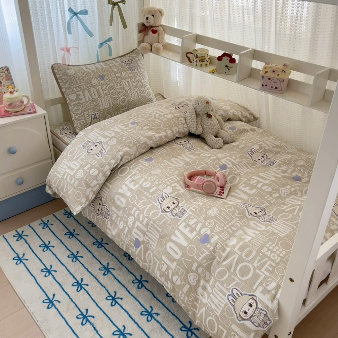 91家纺网 家纺一手货源 找家纺 简宜家居（朝初家纺） 2025新款纯棉夹棉床盖学生三件套 丑萌可爱 -平铺床盖