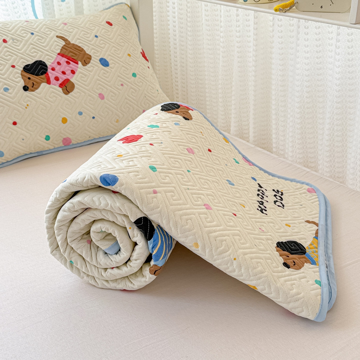 91家纺网 家纺一手货源 找家纺 简宜家居（朝初家纺） 2025新款纯棉夹棉床盖学生三件套 波点汪汪队 -平铺床盖