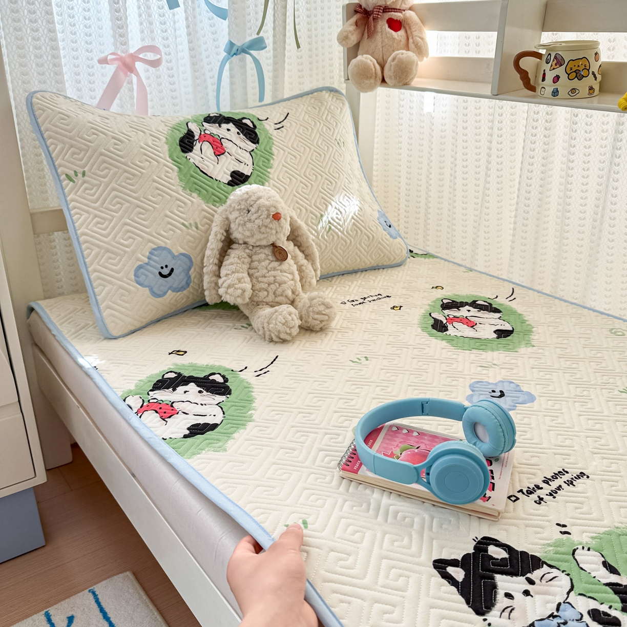 91家纺网 家纺一手货源 找家纺 简宜家居（朝初家纺） 2025新款纯棉夹棉床盖学生三件套 草莓喵 -平铺床盖