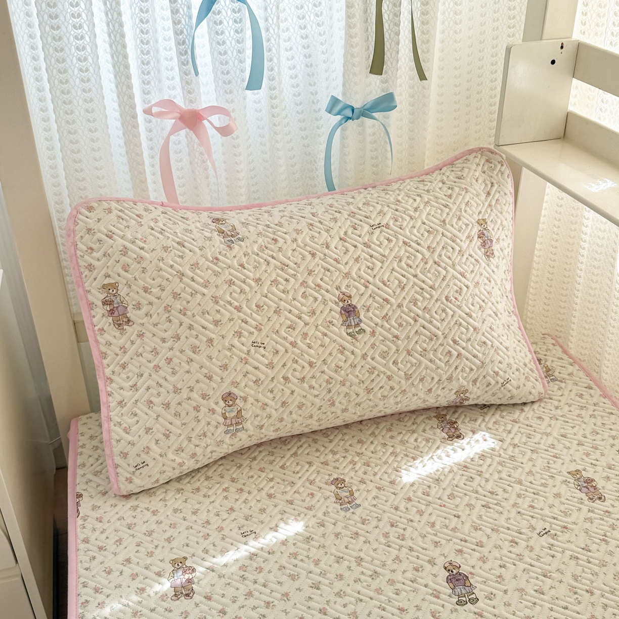 91家纺网 家纺一手货源 找家纺 简宜家居（朝初家纺） 2025新款纯棉夹棉床盖学生三件套 花丛中的熊 -平铺床盖